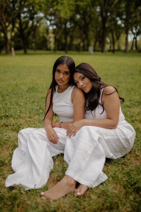 Sister Photo Shoot. Hermanas. Rocio Rivera Photography Sister Photo Shoot, Adult Family Poses, Sister Shoot, Sister Pics, Sister Photoshoot, Group Pose, Brother Tattoos, Sisters Photoshoot Poses, Mom Daughter Outfits