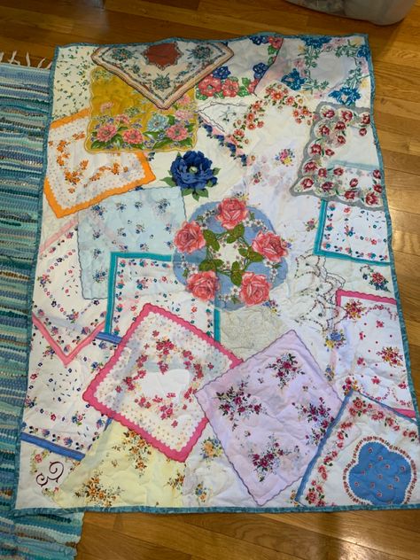 Handkerchief Quilt How To Make A, Handkerchief Quilts Pattern, Handkerchief Quilt Ideas, Vintage Handkerchief Quilts, Hanky Quilt Patterns, Hankie Quilts Ideas, Hankerchief Quilt Ideas, Hankerchief Display Ideas, Hanky Quilt