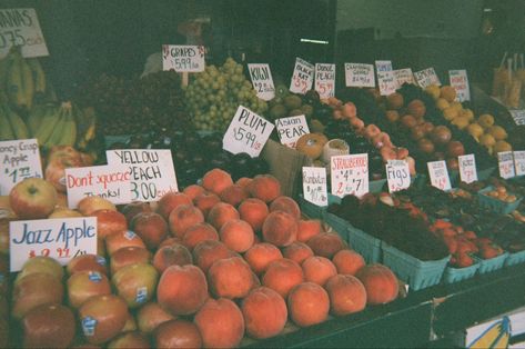 Farmers market fruit on film 35mm fresh fruity local organic Farmers Market Wallpaper, Farmers Market Photography, Farmer Market Aesthetic, Food Market Aesthetic, Farmers Market Aesthetic, La Farmers Market, Painting References, Video Inspiration, Fruit Stands