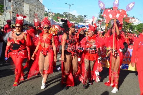 Marée rouge à Fort-de-France - Carnaval de Martinique 2019 Island Gyal, Costume Carnaval, Caribbean Culture, Hen Party, Mardi Gras, Hen, Fort, Carnival, France