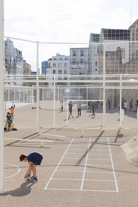 Jardins Saint-Paul - NP2F Architectes Urban Playground, Air Sport, Sport Park, Sport Court, Different Sports, Football Field, Paris Saint, Photo Essay, Physical Education