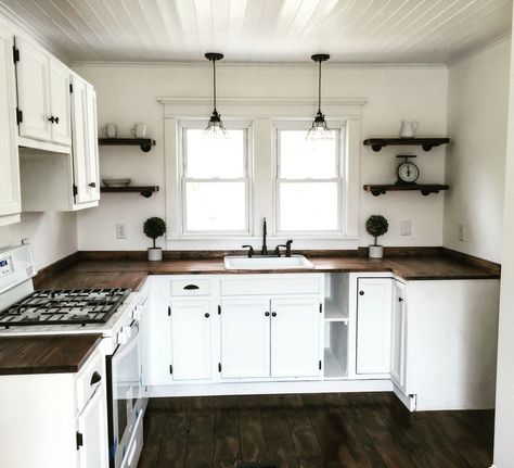 I do like the dark wood countertop on white cabinets Farmhouse Kitchen Countertops, Cheap Kitchen Remodel, Cheap Kitchen Cabinets, Country Kitchen Cabinets, Budget Kitchen Remodel, Kitchen Diy Makeover, Dark Cabinets, Wood Countertops, Kitchen Remodeling Projects