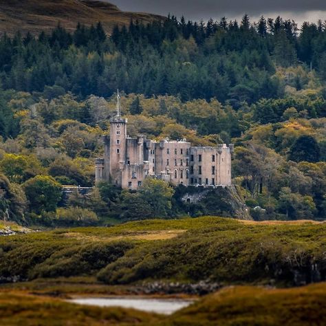 Scottish Castles | 🏰🏴󠁧󠁢󠁳󠁣󠁴󠁿’s Instagram photo: “Presents➖ Dunvegan Castle, Scotland . Dunvegan is the oldest continuously inhabited castle in Scotland. The castle is built on an elevated…” Dunvegan Castle, Castle Scotland, Castles In Scotland, Around The World In 80 Days, Scottish Castles, Isle Of Skye, Scotland Travel, The Castle, Featured Artist