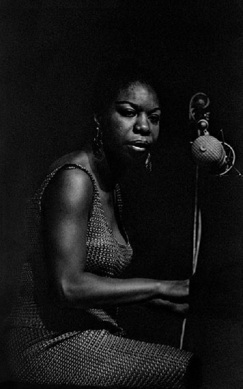 Nina Simone Photographer: Francine Winham Location: Newport Date: 1965 "Nina was a fiery personality, uncompromising supporter of women's and civil rights. Often she would walk off stage if something upset her and returned!" Francine Winham Francine Winham, Women Musicians, Arte Jazz, Newport Jazz Festival, Carolina Do Norte, Photo Star, Jazz Artists, Cool Jazz, Soul Jazz