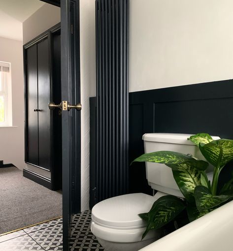 small bathroom design with Farrow and Ball Off-black panelling. Black and white patterned floor tiles Small Bathroom Inspiration, Dark Bathroom, Cloakroom Toilet, Bathroom Paneling, Modern Luxury Bathroom, Dark Bathrooms, Downstairs Loo, Inspiration Bathroom, Downstairs Toilet