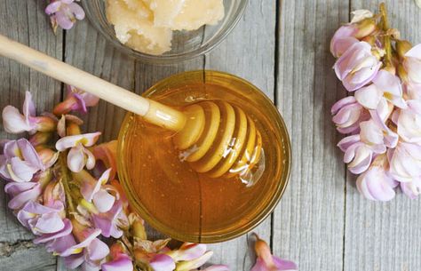 A jar of acacia honey on a wooden table, next to acacia blossoms Manuka Honey Benefits, Homemade Fabric Softener, Benefits Of Honey, Honey Photography, Homemade Crunchwrap Supreme, How Much Sugar, Holistic Diet, Chicken Breast Recipes Easy, Honey Benefits