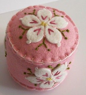 Mini Craft Ideas, Felt Pincushions, Pin Cushions Patterns, Dogwood Blossoms, Deco Rose, Needle Cases, Felt Embroidery, Mini Craft, Wool Projects