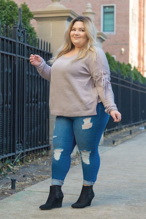 Plus Size Chicago Fashion, Natalie Craig, Wild Thoughts, Plus Size Tips, Pullovers Outfit, Chicago Fashion, Bryson Tiller, Look Plus Size, Out Of My Mind