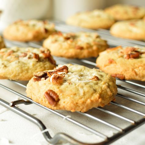 Coconut Pecan Cookies Pecan Caramel Cookies, Caramel Pecan Cookies, Coconut Pecan Cookies, Coconut Cookies Recipes, Frozen Cookie Dough, Cheap Easy Meals, Coconut Pecan, Pecan Cookies, Vanilla Cake Recipe