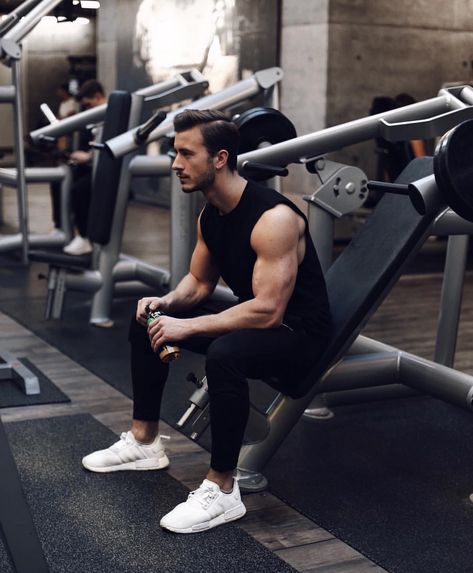 6,087 Likes, 58 Comments - Louis Darcis (@louisdarcis) on Instagram: “Start your weekend right. #fridayworkout ______________  #louisdarcis” David Laid, Gym Photoshoot, Moda Academia, Fitness Studio Training, Sport Outfits Gym, Fitness Shirts, Gym Antrenmanları, Gym Outfit Men, Friday Workout