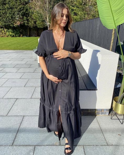 Pregnacy Outfits Spring, Chic Pregnancy Style Summer, Maternity Looks Summer, Pregnet Outfit, Pregnant New Years Outfit, Pregnant Street Style Summer, Old Money Maternity Outfits, Summer Pregnant Outfit, Stylish Pregnancy Outfits Summer