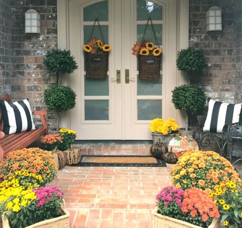 Decorate for fall like a pro with designer tips. The Design Twins share best advice for seasonal decorating & tons of inspiration in their Fall Home Tour #fallhometour #falldecorating #falldecor #falldecorideas #thedesigntwins #mums #fallfrontporch Double French Door, Door Fall Decor, Outside Fall Decor, Doorway Decor, Decorate For Fall, Cozy Fall Decor, Farmhouse Traditional, Fall Front Porch, Professional Decor