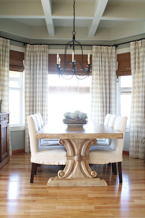 Visually Connected Canadian Cottage Estilo Cottage, House Blinds, Decor Ikea, Style Cottage, Table Cafe, Cool Ideas, Farmhouse Dining Room, Cottage Living, Kitchen Curtains