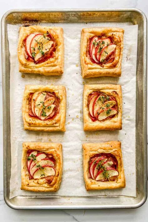 Are you in need of some tasty desserts to munch on? Here are savory sweet mini tart recipes you (or your guests) will love! #minitart #healthydesserts #fingerfood Healthy Christmas Appetizers, Dessert Tarts Mini, Entertaining Snacks, Mini Tart Recipes, Creamy Spinach Dip, Pastry Appetizer, Cheese Puff Pastry, Puff Pastry Tart, Tart Dessert