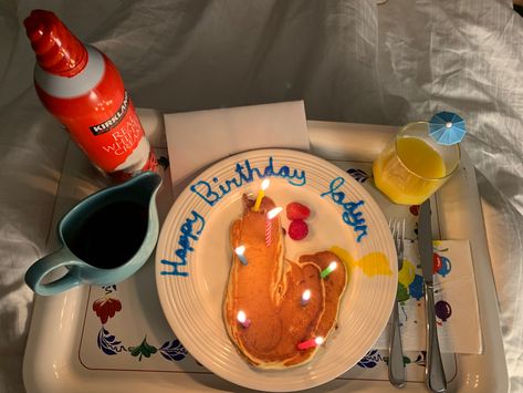 Birthday Breakfast In Bed For Him, Birthday Breakfast For Boyfriend, Birthday Morning Aesthetic, Happy Birthday Breakfast, Breakfast In Bed Aesthetic, Birthday Breakfast In Bed, Birthday Breakfast For Husband, Birthday Morning Surprise, Birthday Morning