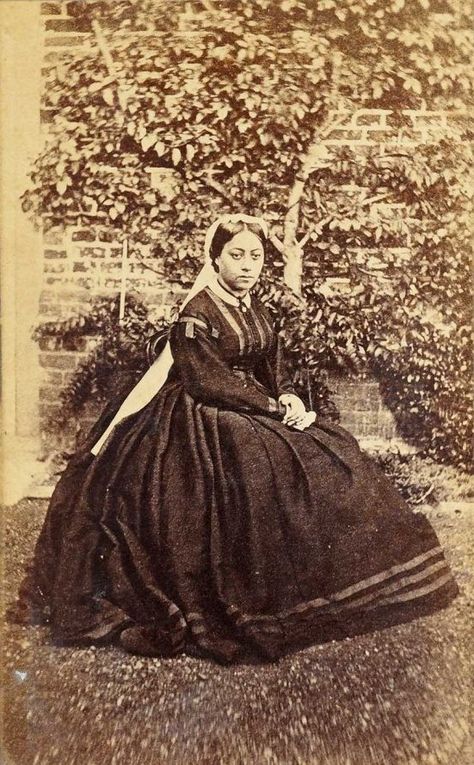 Shiny History Gems on Twitter: "Queen Emma of Hawaii, 1865 https://t.co/IHCxVBIq2D" / Twitter Queen Of Hawaii, Hawaiian Royalty, King Kamehameha, The King, Victorian Dress, Hawaii, Royalty, Bee, Gems