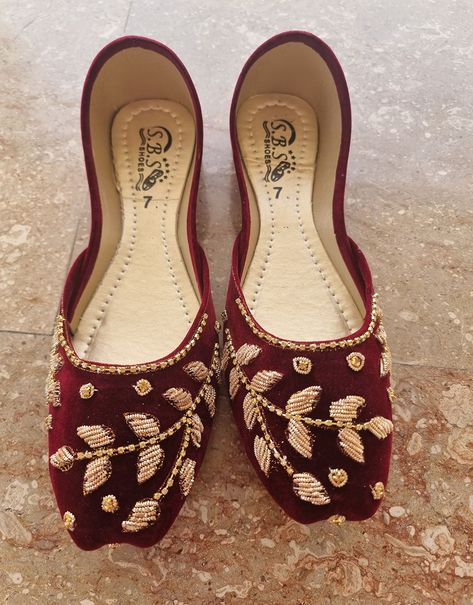 #onlinejutti #punjabijuttiswag #madeinpakistan #maroon #bhfyp #weddingjutti #jootis #instafashion #traditionaljuttis #style #indianbride #fashionblogger #pakistanifashion #bridesmaids #juttipatialedi #designershoes #khussas #khussaplanet #weddingshoes #loveforjuttis #tilla #khussay #multan #leatherjutti #bollywood #trending #fashionista #clfoziar #khussashoes #trendykhussa Punjabi Jutti, Different Styles, Wedding Ceremony, Shop Now, Size 6, Leather, How To Wear