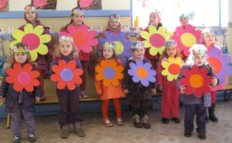 Défilé de Carnaval sur le thème du printemps: fleurs, légumes, jardiniers, petites bêtes de nos jardins... - En passant par la maternelle Costume Fleur, School Book Fair, Theme Carnaval, Diy Preschool, Diy Kids Games, Spring Carnival, School Carnival, 4th Of July Parade, Flower Costume