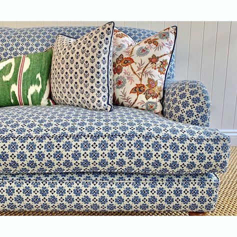 Anna Spiro Textiles on Instagram: “Our Flora Lapis fabric was the perfect option for this custom-made sofa in one of @annaspirodesign’s latest Brisbane projects.” Printed Fabric Sofa, Cottage Core Interior, Anna Spiro, Queen Anne House, Family Room Remodel, Comfy Couch, Eclectic Design, Take A Seat, Lounge Room