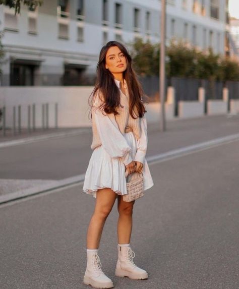 White Combat Boots Outfit Dress, White Combat Boots Outfit Summer, Nude Combat Boots Outfit, Combat Boots Dress, Fall Skirt Outfit, Chic Autumn Outfits, Summer Boots Outfit, Fall Aesthetic Outfit, Combat Boot Outfit