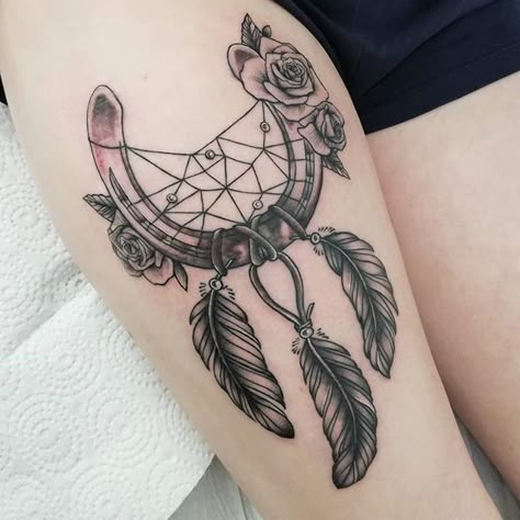 Western Dreamcatcher Tattoo, Horse Shoe Feather Tattoo, Horseshoe Dreamcatcher Tattoo, Horse Shoe Dream Catcher Tattoo, Horseshoe And Flower Tattoo, Farm Tattoos, Farm Tattoo Ideas, Horseshoe Tattoo With Flowers, Tattoo Ideas Western