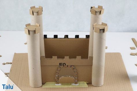 Ritterburg basteln - tolle Burgen bauen mit Kindern - Talu.de Preschool Teacher Outfits, Kids Castle, Cardboard Castle, Teachers Diy, Spring Preschool, Kids' Crafts, Craft Projects For Kids, Preschool Crafts, Projects For Kids