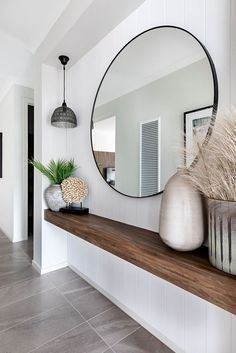 Narrow Entryway Decor, Hiasan Dalaman Rumah, Large Round Mirror, Hallway Designs, Bilik Tidur, Hall Decor, Home Entrance Decor, Estantes Flotantes, घर की सजावट