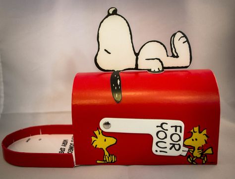 Hallmark Snoopy Mailbox Treat Presenter Snoopy Mailbox Ideas, Snoopy Mailbox Diy, Snoopy Mailbox, Funny Mailboxes, Leaf Print Art, Cool Mailboxes, Charlie Brown Thanksgiving, Mailbox Landscaping, Happy Birthday Cards Diy