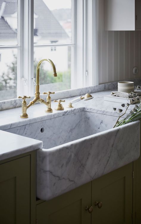 Traditional Country Chic Kitchens The Swedish Way - Nordic Design Marble Kitchen Sink, Green Kitchen Ideas, Country Chic Kitchen, No Upper Cabinets, White Upper Cabinets, White Marble Sink, Limestone Countertops, Green Kitchen Designs, Sage Green Kitchen