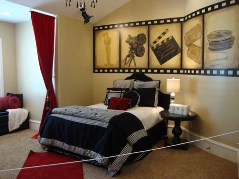 Teen Girl's Movie Bedroom I need this!!! Hollywood Bedroom Ideas, Hollywood Themed Bedroom, Ikea Small Bedroom, Movie Themed Rooms, Hollywood Bedroom, Movie Bedroom, Men’s Bedroom Ideas, Deco Cinema, Disney Bedrooms