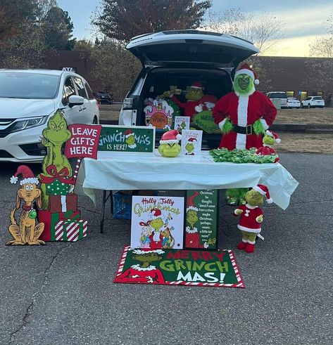 Trunk Or Treat Grinch, Elf On The Shelf Trunk Or Treat, Christmas Car Trunk Decorations, Grinch Trunk Or Treat Ideas For Cars, The Grinch Trunk Or Treat Ideas, The Grinch Trunk Or Treat, Whoville Trunk Or Treat, Christmas Trunk Or Treat Theme, Grinch Trunk Or Treat