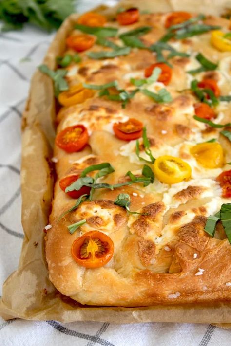 We love anything with fresh tomatoes, mozzarella and basil which is exactly why this dreamy, fluffy focaccia bread is one of our favorites Focaccia Bread Tomato, Tomato Basil Focaccia Bread, Focaccia Bread Toppings, Focaccia Bread Machine Recipe, Focaccia Recipes, Foccacia Bread, Bread Toppings, Fall Meals, Focaccia Bread Recipe