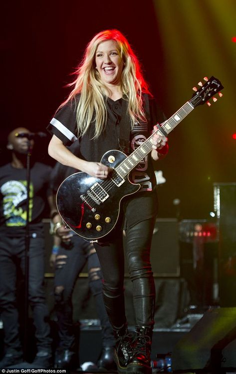 Elie Goulding, Ellie Goulding Concert, Hollywood Singers, Ronze Hair, Ellie Golding, Women Guitarists, Music Mixing, Black And White Outfit, Black White Outfit