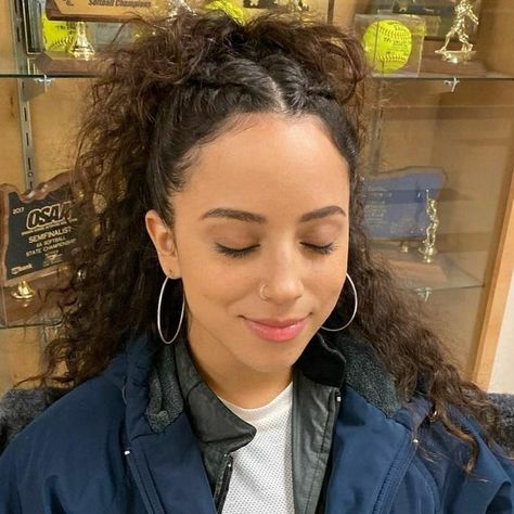 Curly Hair Clip Hairstyles, Curly Medium Length Hairstyles, Curly Hair 90s Hairstyles, Hairstyles Hispanic, 90s Hairstyles Curly Hair, Kiana Maderia, Natural Curly Hair Cuts, Fear Street, Cute Curly Hairstyles