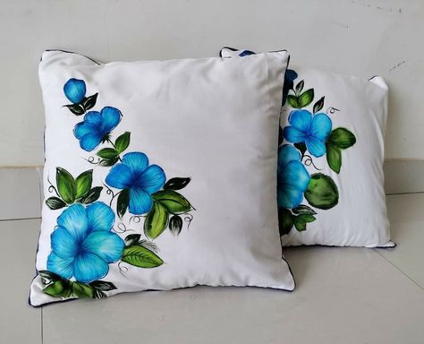 Learn this beautiful fabric painting design for free Fabric Painting Pictures, Pillow Cover Painting Design, Cushion Cover Designs Painting, Pillow Cover Painting Ideas, Fabric Painting Flowers Design, Pillow Cover Designs Ideas Painting, Pillow Covers Painting, Cushion Embroidery Design Ideas, Free Hand Painting On Fabric