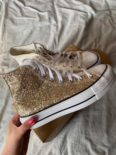 Taylor Swift Tour Outfits, Dr Shoes, Gold Sneakers, Taylor Swift Outfits, Birthday Gifts For Best Friend, Shoe Inspo, Sneakers Addict, Swag Shoes, Shoe Closet