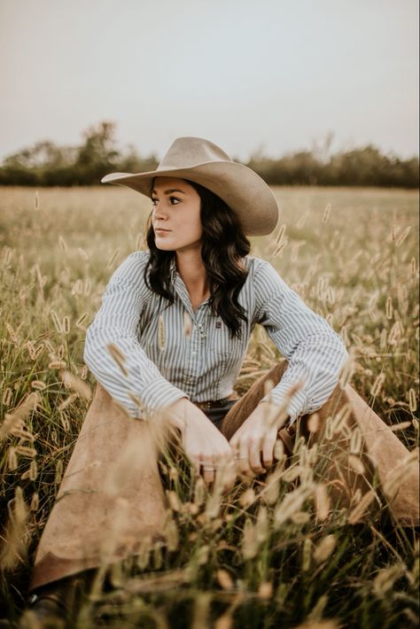 Farmer Senior Pictures, Cowgirl Senior Pictures Ideas, Cowgirl Senior Photos, Cowgirl Senior Pictures Ideas Outfit, Country Themed Photoshoot, Country Poses Picture Ideas, Western Themed Photoshoot, Cowgirl Portrait, Western Photo Shoot Ideas