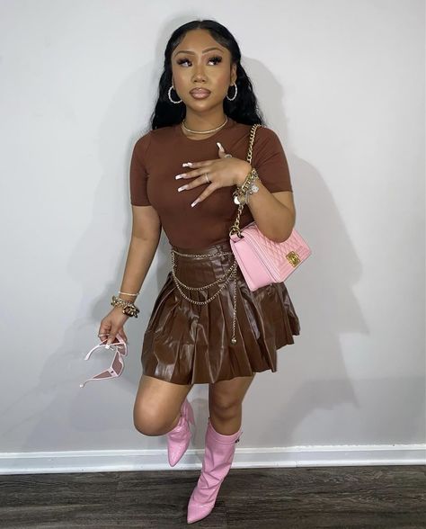 Pink And Brown Birthday Outfit, Brown Outfit Ideas Black Women, Pink And Brown Outfit Black Women, Brown Brunch Outfit Black Woman, Pink And Brown Outfit, Pink Shoes Outfit, Tan Outfit, Brown Outfit, Brunch Outfit