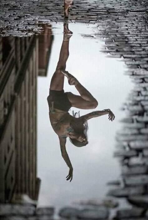 Outdoor Dance Photography, Ballet Pose, Ballet Beauty, Dance Photography Poses, Ballet Poses, Water Reflections, Dance Photography, Body Language, Photography Nature