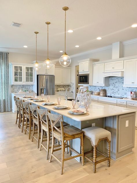 Coastal Theme House Interior Design, Beach House Kitchen Island Ideas, Contemporary Beach House Kitchen, 2023 Coastal Kitchen, Florida Kitchen Design, Beach Style Kitchen Coastal, Coastal Glam Kitchen, Florida Homes Interior Design Coastal, Beach Theme Dining Room