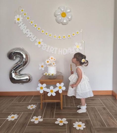 Surprise Birthday Decorations, Birthday Decorations At Home, Crafts For Preschoolers, Simple Birthday Party, Happy Birthday Decor, Hippie Birthday, Baby Birthday Decorations, Daisy Party, Simple Birthday Decorations