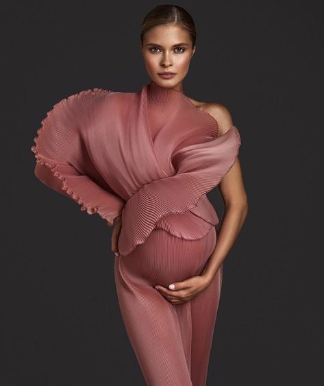 Photoshoot Posing Ideas, Tulle Maternity Dress, Maternity Photoshoot Outfits, Luxury Robes, Stylish Maternity, Maternity Photoshoot, Posing Ideas, Wedding Lingerie, Photoshoot Outfits