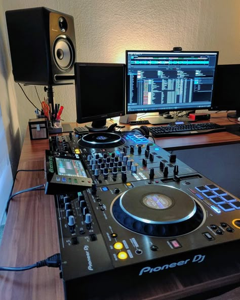 Dj Setup Ideas Home Bedroom, Home Dj Setup, Music Studio Setup, Dj Aesthetic, Aesthetic Setup, Set Up Gamer, Dj Studio, Dj Decks, Music Room Design