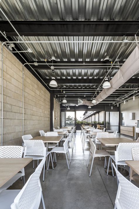 Exposed Ceiling Design, Plafon Industrial, Steel Restaurant, Metal Building Designs, Factory Interior, Asma Kat, Industrial Cafe, Metal Deck, Outdoor Restaurant Design