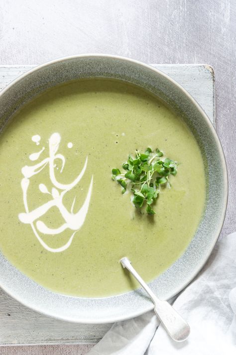 a bowl of ginger spinach soup with cress Easy Spinach Soup, Healthy Fall Soup Recipes, Turkey Lentil Soup, Instant Pot Spinach, Air Fryer Tips, Creamy Spinach Soup, Healthy Fall Soups, Spinach Soup Recipe, Quick Soup Recipes