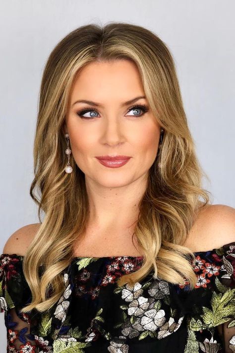 Jillian Mele Female News Anchors, Cheer Picture Poses, Angel Face, Picture Poses, Cut And Color, Pretty Pictures, See You, Eye Candy, Cool Hairstyles