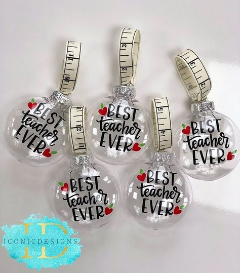 Teacher Christmas Ornaments, Diy Teacher Christmas Gifts, Cricut Ornaments, Clear Plastic Ornaments, Clear Christmas Ornaments, School Christmas Party, Appreciation Gifts Diy, Teacher Appreciation Gifts Diy, Teacher Craft