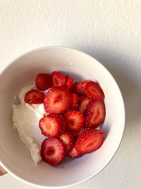 Strawberry Yogurt Aesthetic, Strawberry Bowl Aesthetic, Strawberry Yogurt Bowl, Yogurt Fruit Bowl, Yogurt And Strawberries, Strawberry Bowl, Healthy Food Inspiration, Yogurt Bowl, Strawberry Yogurt