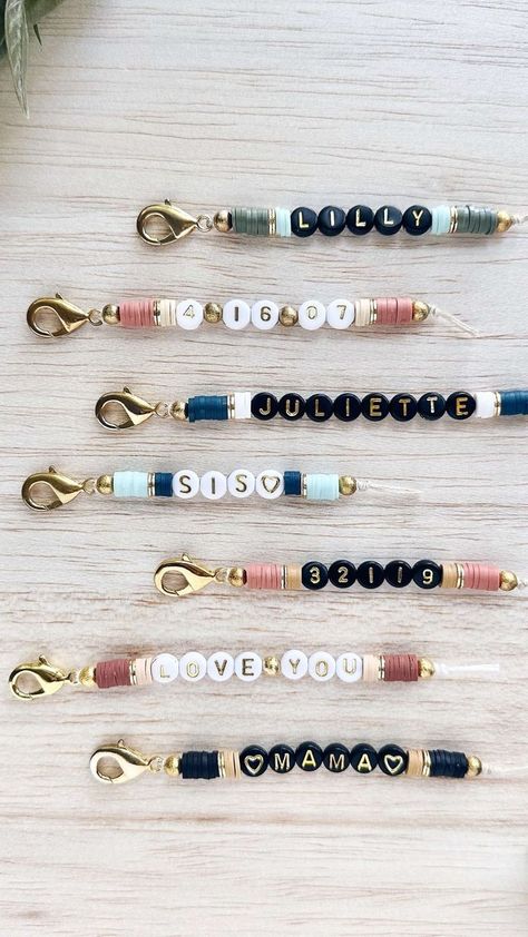 In this tutorial I'll show you how to make a personalized letter bead keychain. This is a quick craft project that you'll love to carry on your key ring - and it makes a great DIY gift too! Both video tutorial and written instructions are available. #DIYkeychain #letterbeadkeychain #personalized #DIYgift #easycraft #summercraft #tutorial Bead Keychain Tutorial, Make A Letter, Keychain Tutorial, Bead Keychain, Keychain Craft, Beaded Keychain, Gelang Manik, Clay Bracelet, Diy Bracelet Designs