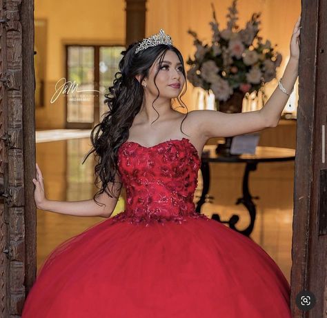 Quinceanera Photoshoot Hairstyles, Hair Styles For Quinceanera Down, Quince Hairstyles With Crown Ponytail, Hair For Quinceanera With Crown, Hair Down Hairstyles For Quince, Quince Hair Front View, Quince Hairstyles Front And Back, 15 Hairstyles With Crown Half Up, Quince Photoshoot Hairstyles